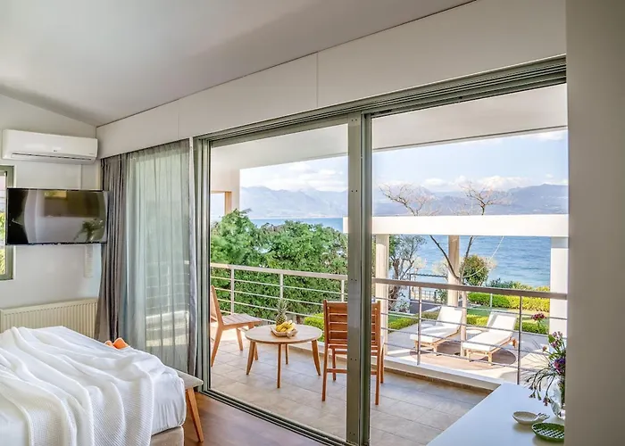 Lefkon With Pool By The Sea - Npeloponnese Villa