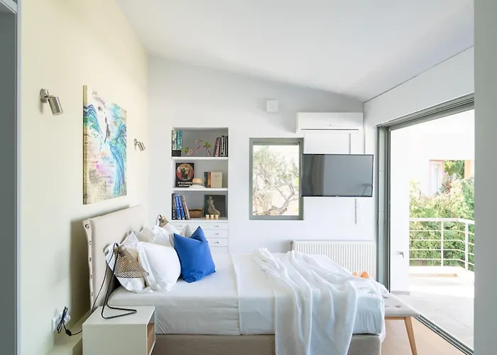 Lefkon With Pool By The Sea - Npeloponnese Kato Rodini